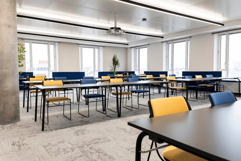 Moderner Veranstaltungsraum mit flexibler Bestuhlung für Meetings und Workshops.