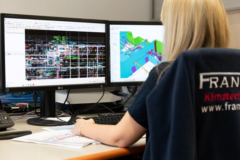 Mitarbeiterin von Franye erstellt digitale HKLS-Planung und Gebäudetechnik-Konzepte mit BIM-Modellierung