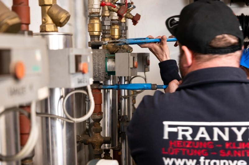 Franye Servicetechniker bei Wartung und Instandhaltung einer Lüftungsanlage in einem Gebäude in Österreich
