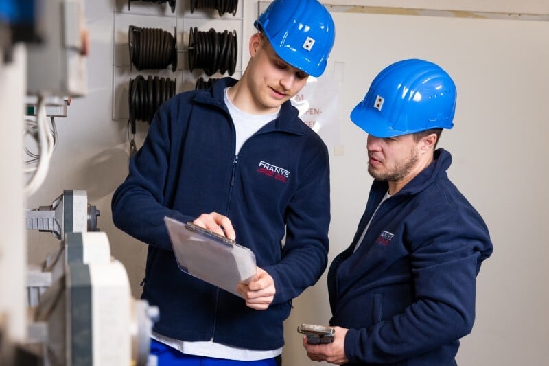 Franye Gebäudetechnik-Team bespricht Wartungsarbeiten und technische Prüfungen an HKLS-Anlagen