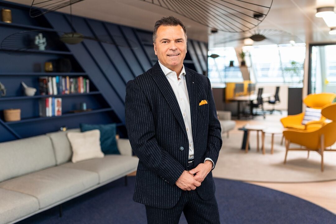 Porträtfoto von Erich Steinreiber, CEO von ISS Österreich, in einem Büro.