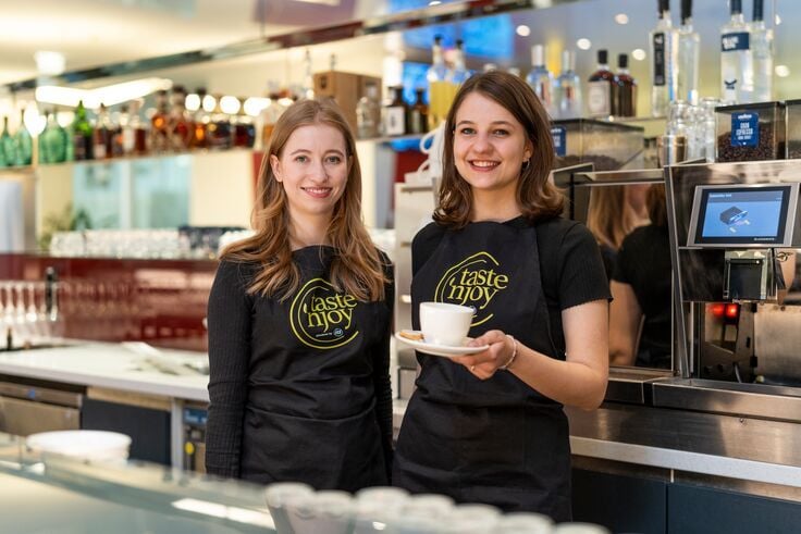 Zubereitung von Speisen in einer professionellen Küche im Bereich Systemgastronomie.