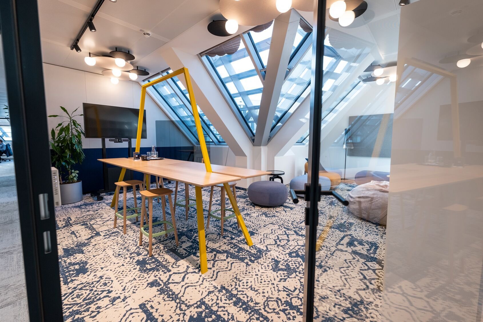 Moderner Bürobereich mit offenen Arbeitszonen und Bereichen für kreative Zusammenarbeit.