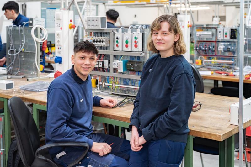 Person arbeitet an technischen Anlagen im Bereich Elektro und Gebäudetechnik.