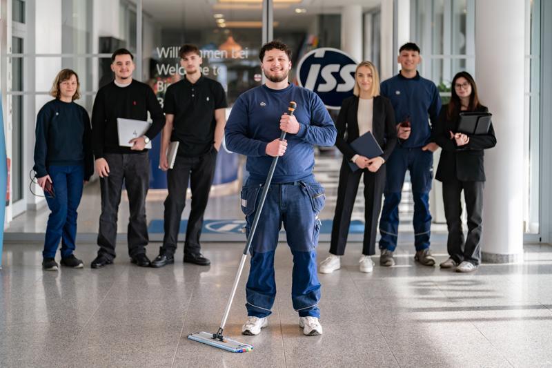 Person bei der Anwendung moderner Reinigungstechnik in einem Innenraum.
