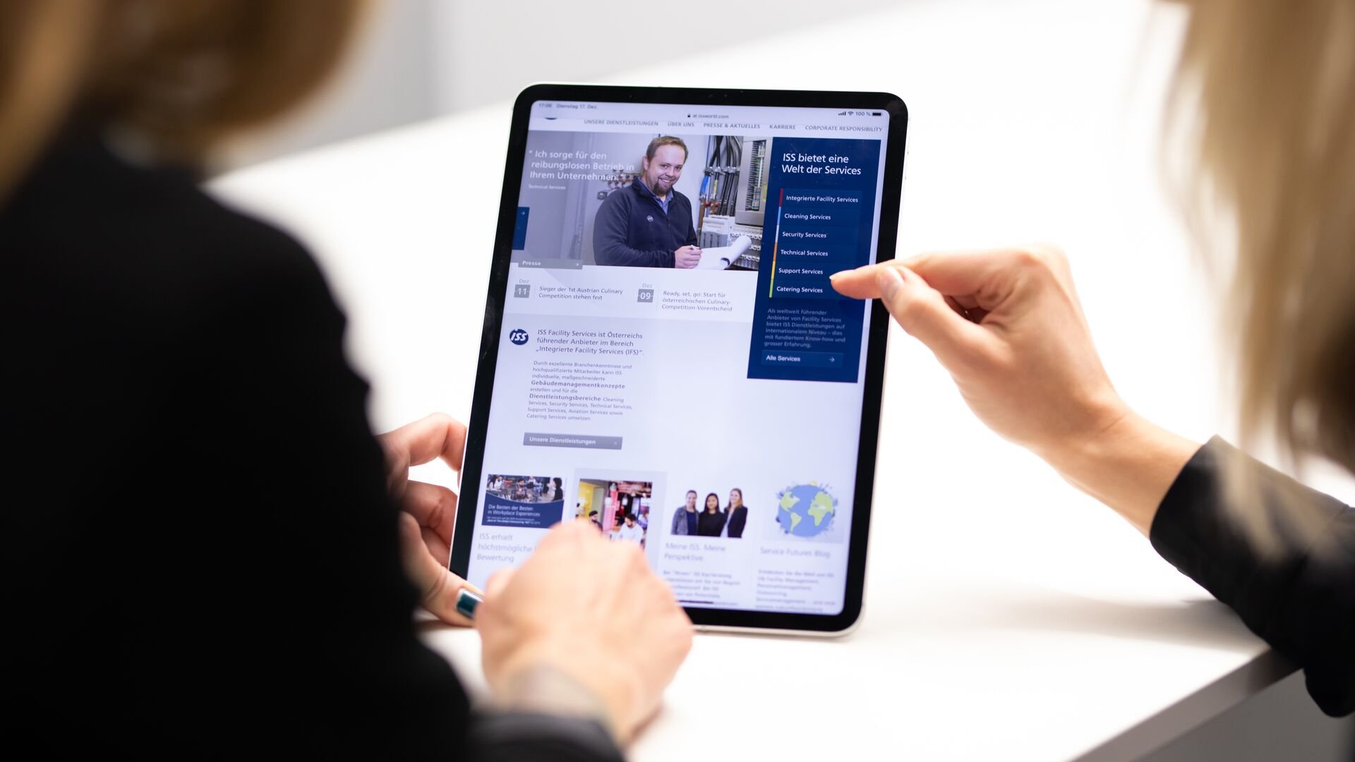 Person nutzt ein Tablet mit einer digitalen Lernplattform zur flexiblen Weiterbildung und Sprachförderung.