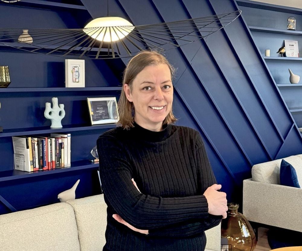 Porträt von Martina Jank, Head of Learning & Development bei ISS Österreich, in einer modernen Büroumgebung.
