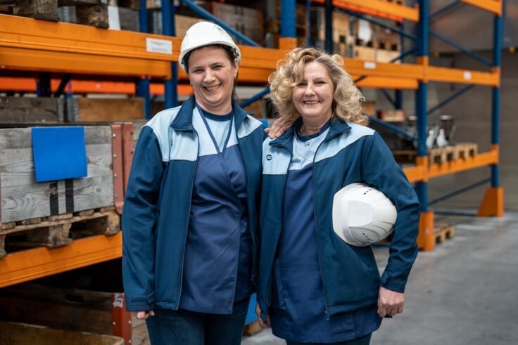 Mitarbeitende von ISS Österreich in einem Lager- und Logistikumfeld