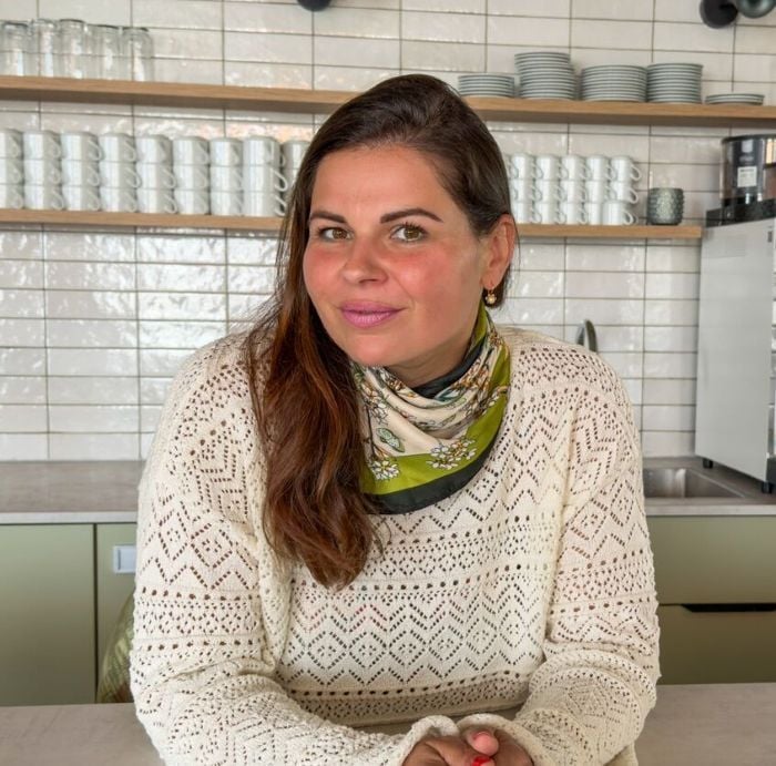 Porträt von Andrea Tscherepanja, Eventmanagerin bei taste'njoy Premium Catering, in einer modernen Catering- und Eventlocation.
