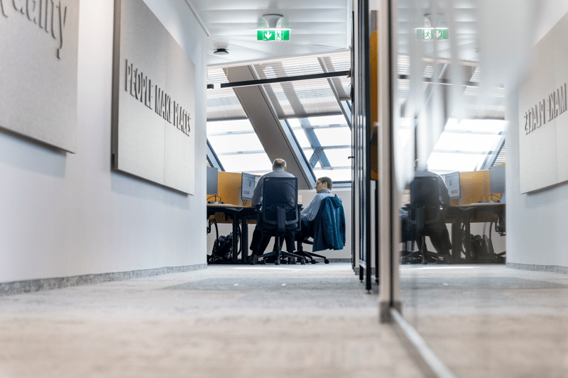 Digitale Analyse zur Messung der Nutzung von Arbeitsplätzen in einem Bürogebäude.