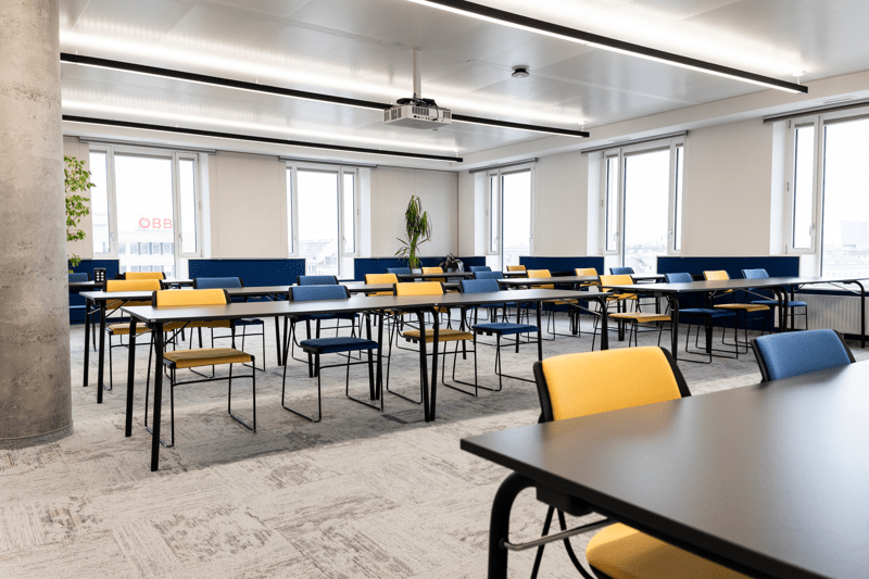 Moderner Veranstaltungsraum mit flexibler Bestuhlung für Meetings und Workshops.