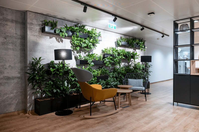 Modernes Gebäude mit Fokus auf nachhaltigem Design und energieeffizientem Betrieb.