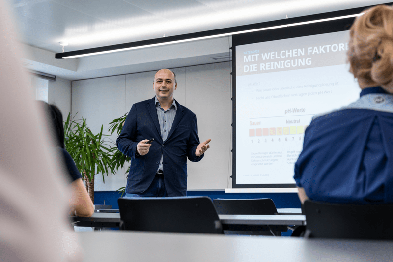 Schulungsraum mit Arbeitsplätzen für Trainings und Weiterbildung in einem modernen Büro.