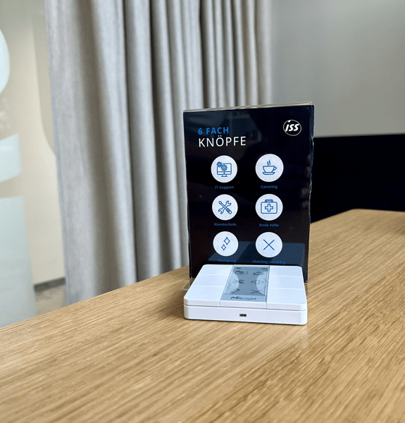 Bedienfeld mit digitalen Service-Buttons zur Anforderung von Dienstleistungen im Büro.