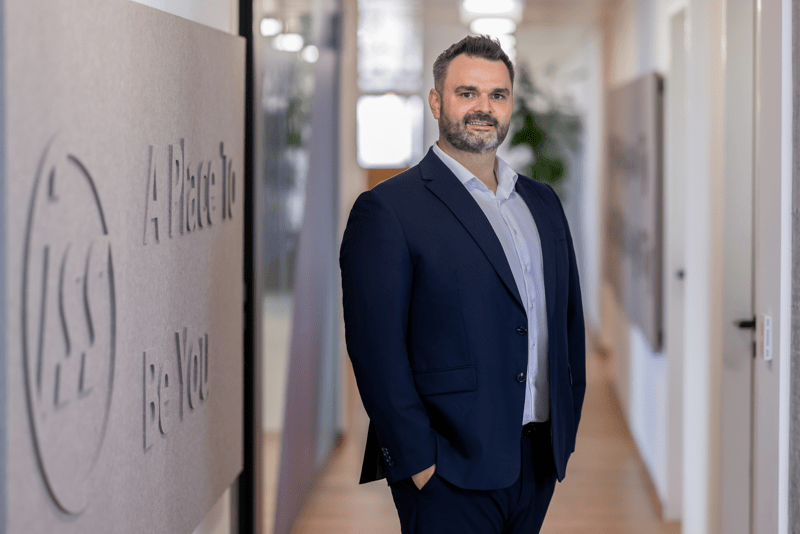 Porträtfoto von Bernd Steinreiber, Director Operations Performance bei ISS Österreich, in einem modernen Büro.