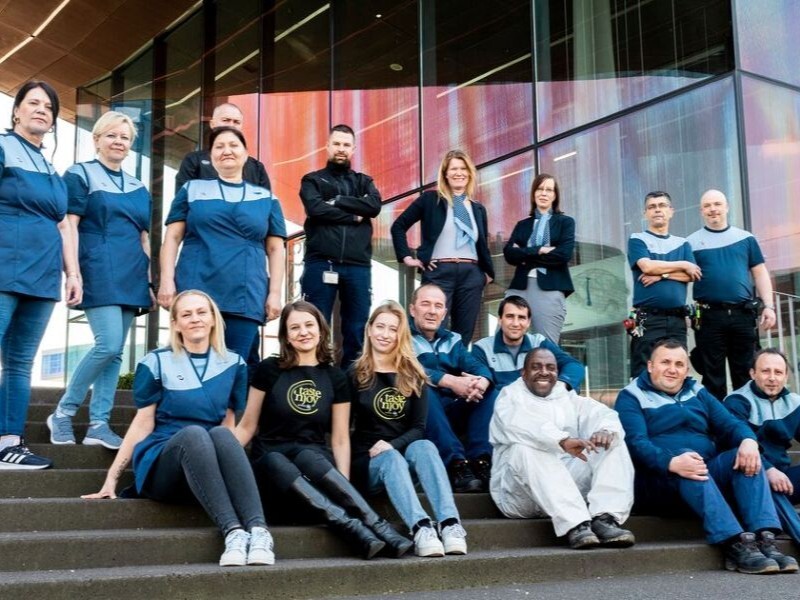Mitarbeitende von ISS Österreich bei einem gemeinsamen Gruppenfoto