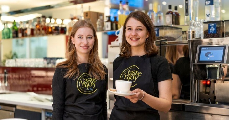 Mitarbeitende von taste'njoy by ISS Österreich in einem Betriebsrestaurant